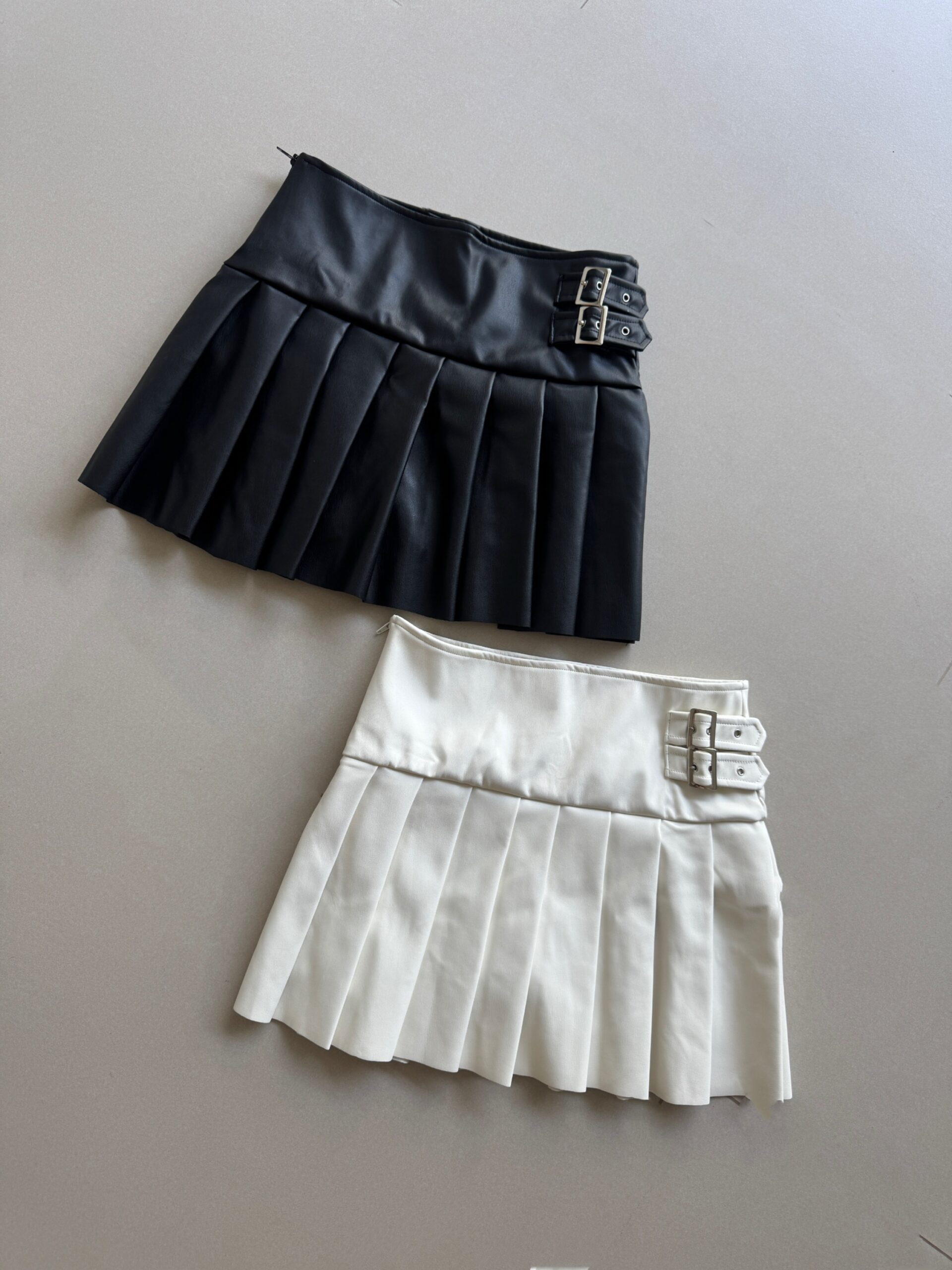 FALDA SHORT LEATHER PLISADA